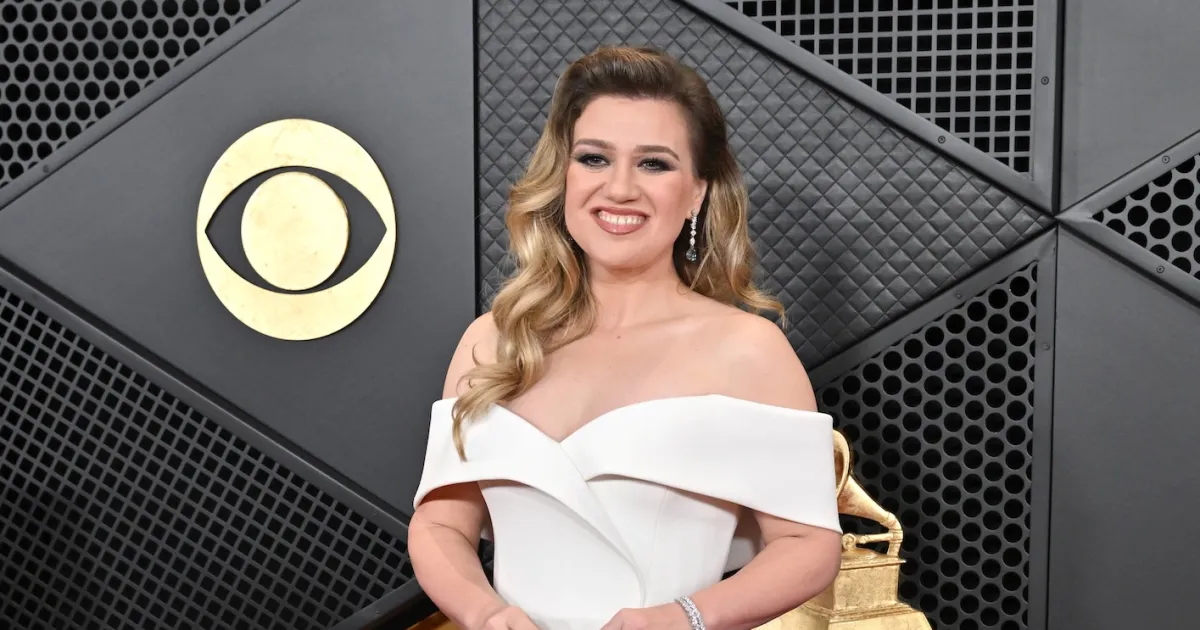 How Kelly Clarkson Clapped Back After Being Told to ‘Get a Boob Job’