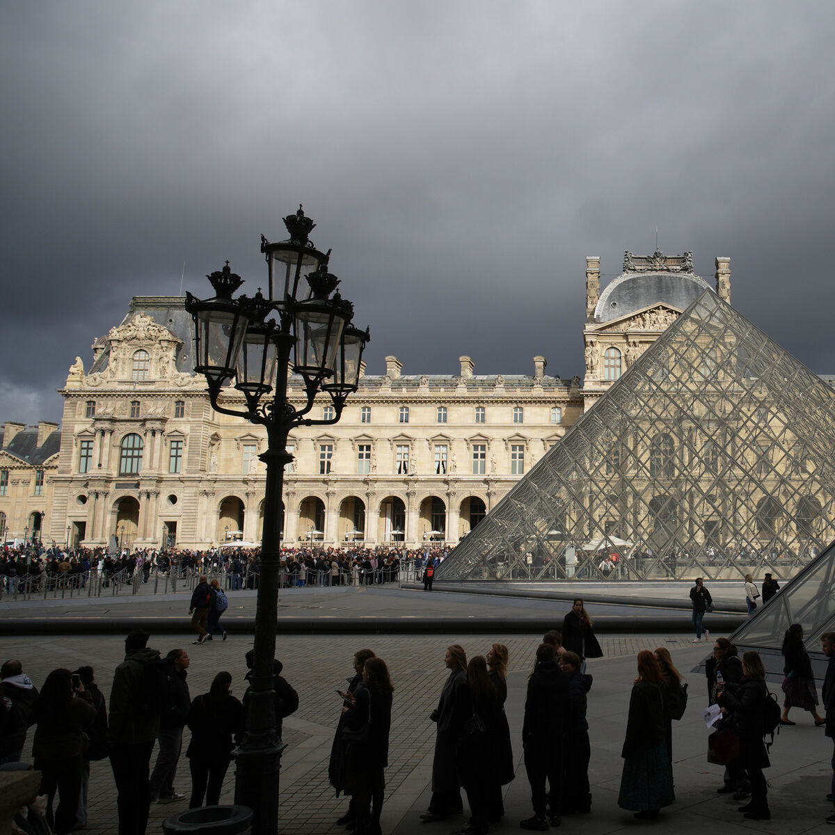 Five more arrests in Louvre jewel heist investigation