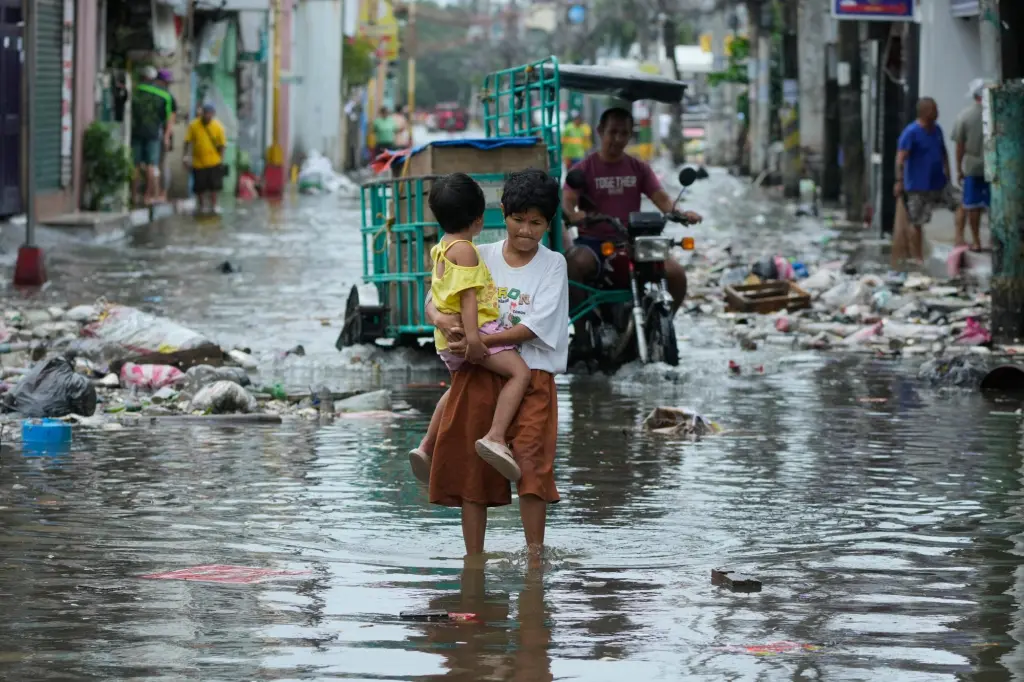 Typhoon Fung-wong leaves 8 dead, 1.4 million displaced in Philippines