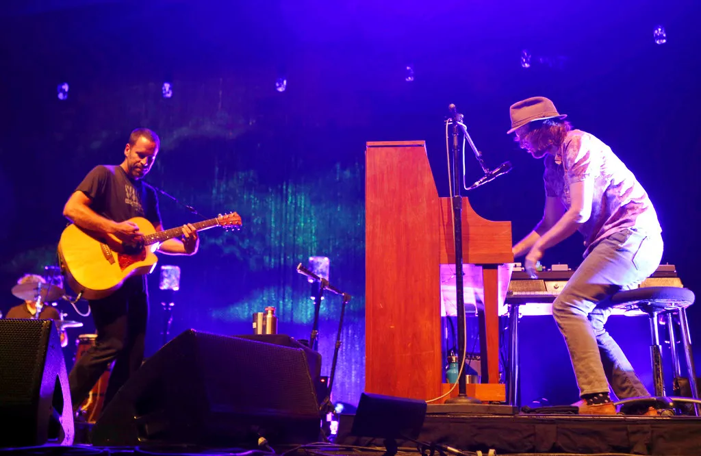 Jack Johnson, Train book shows at Shakopee outdoor amphitheater