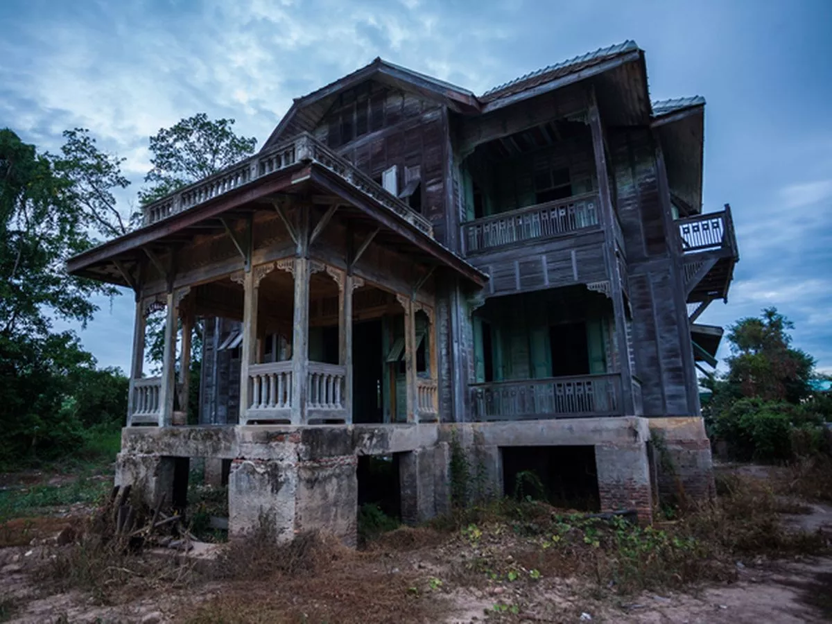 Man explores abandoned mansion and makes 'sad' discovery inside