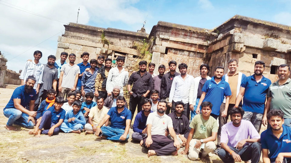 Yuva Brigade cleans up Sidilu Mallikarjuna Swamy Betta