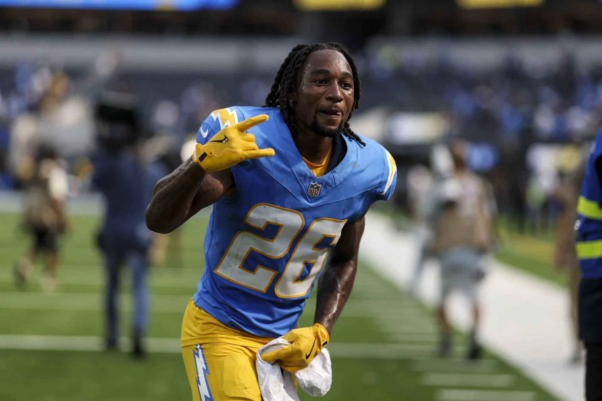 “Dude picked BADLY” “He went for money not the ring”: NFL fans clown Asante Samuel Jr. for signing with $6,500,000,000 AFC franchise