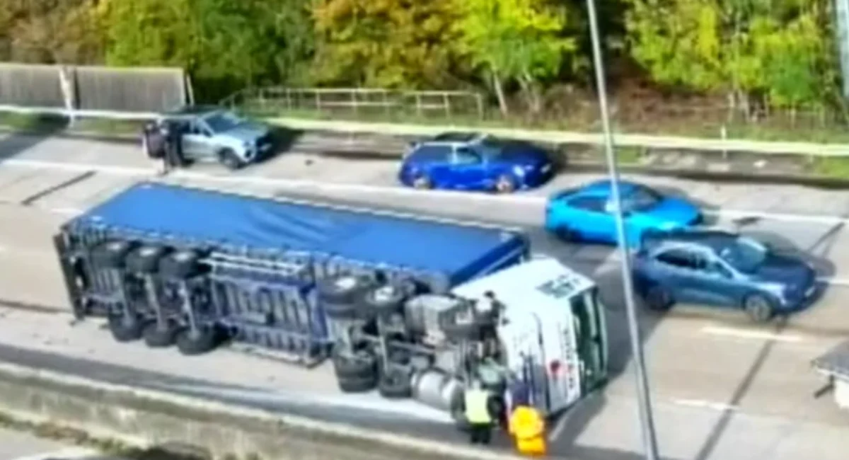 London travel news LIVE: M25 closed with major delays after lorry overturns in crash