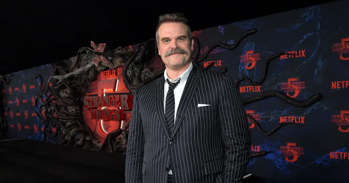 David Harbour Is Unrecognizable on Set of Pizza Bomber Film: Photo