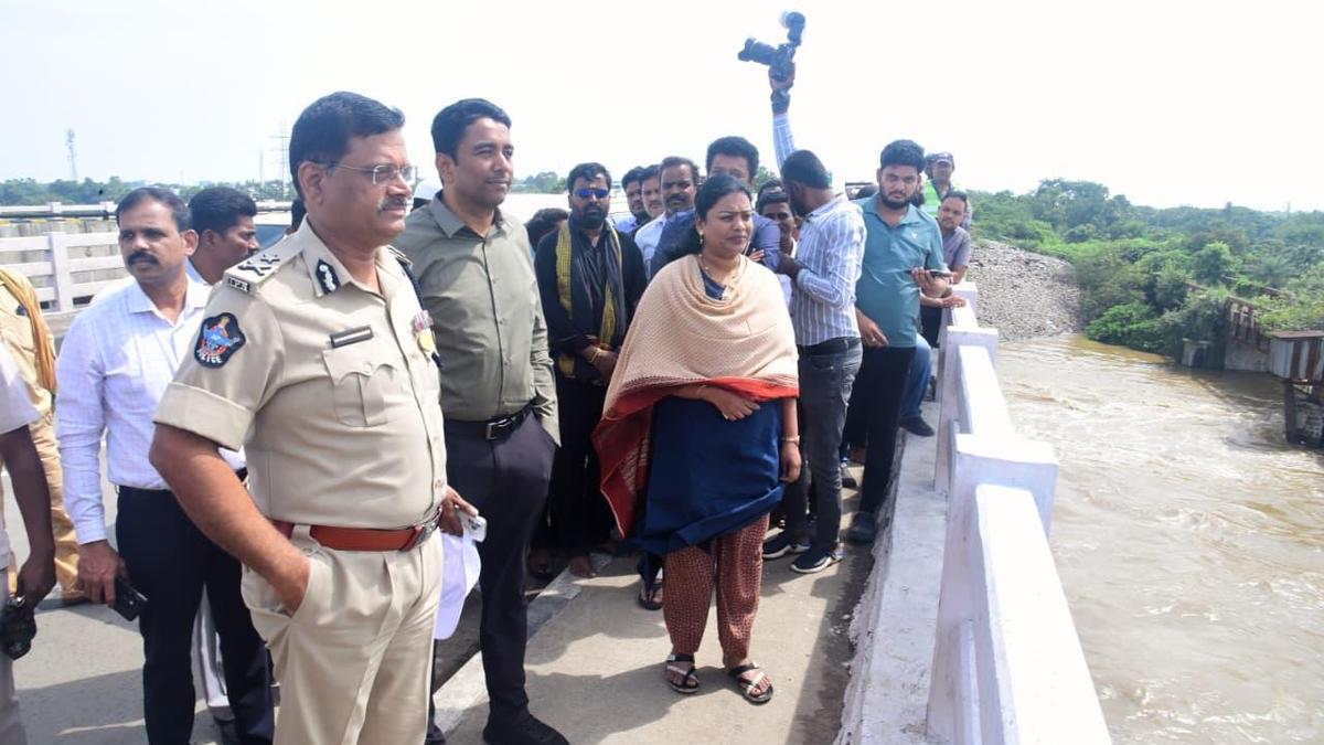 Alert sounded on A.P.-Telangana border as Munneru stream swells