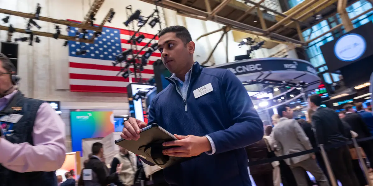 Watch: How to Invest As AI Bubble Fears Mount