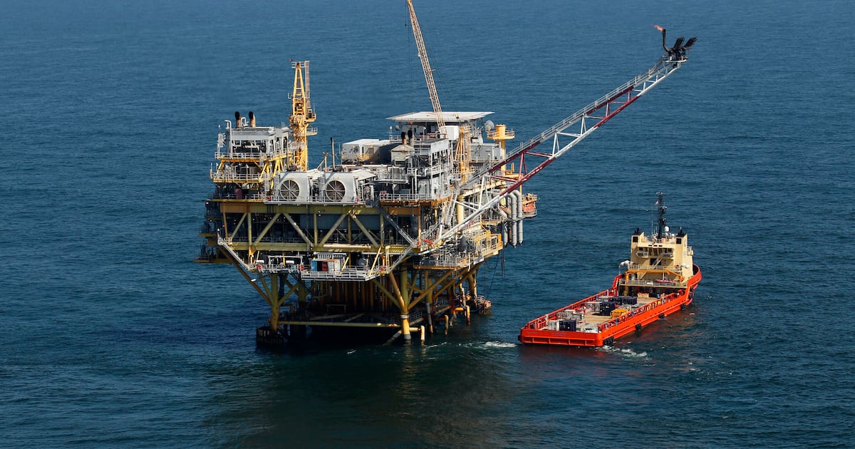 White House officials consider opening California to offshore oil drilling