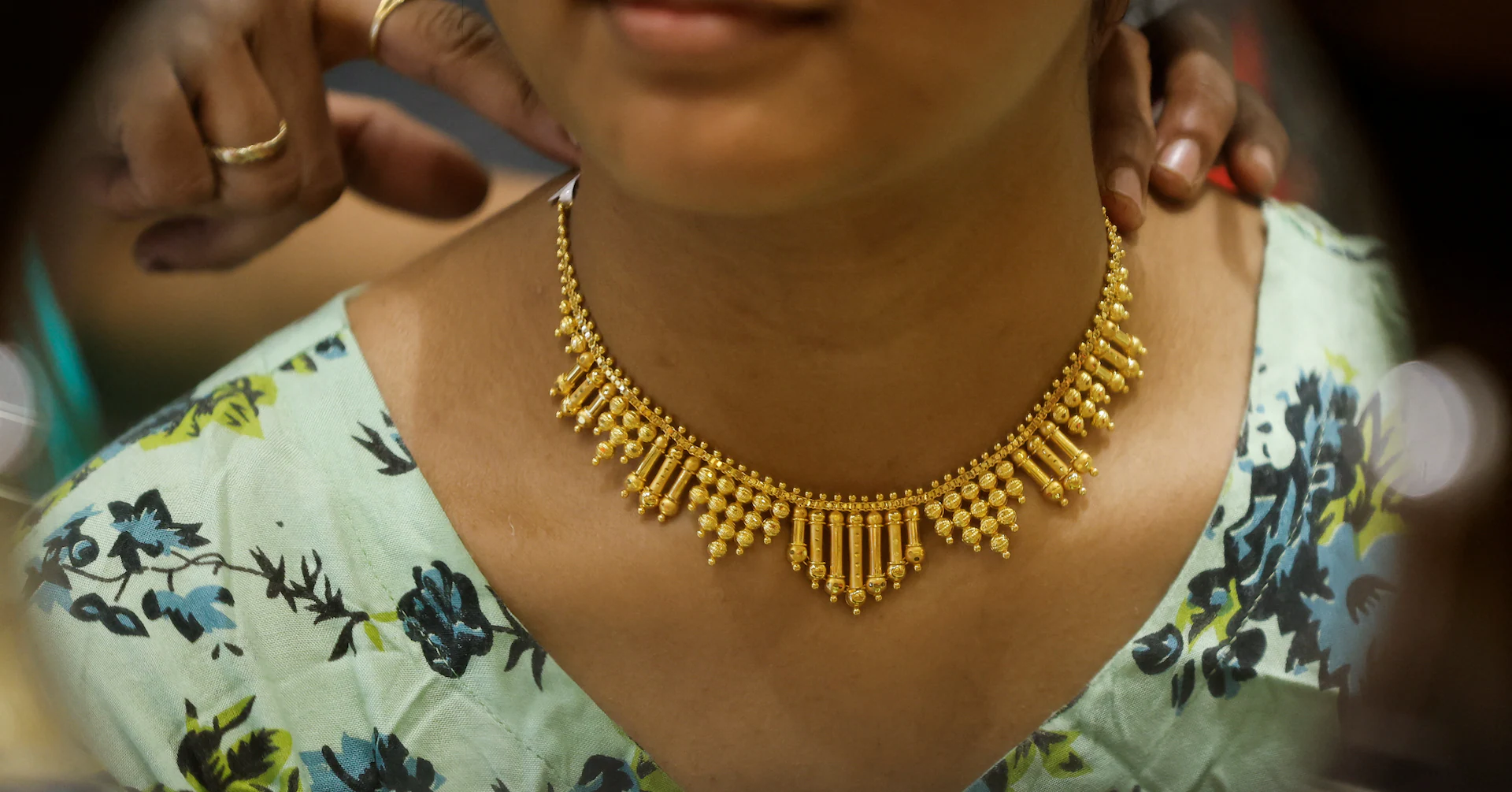 Gold extends rise on softer dollar, Fed rate cut hopes