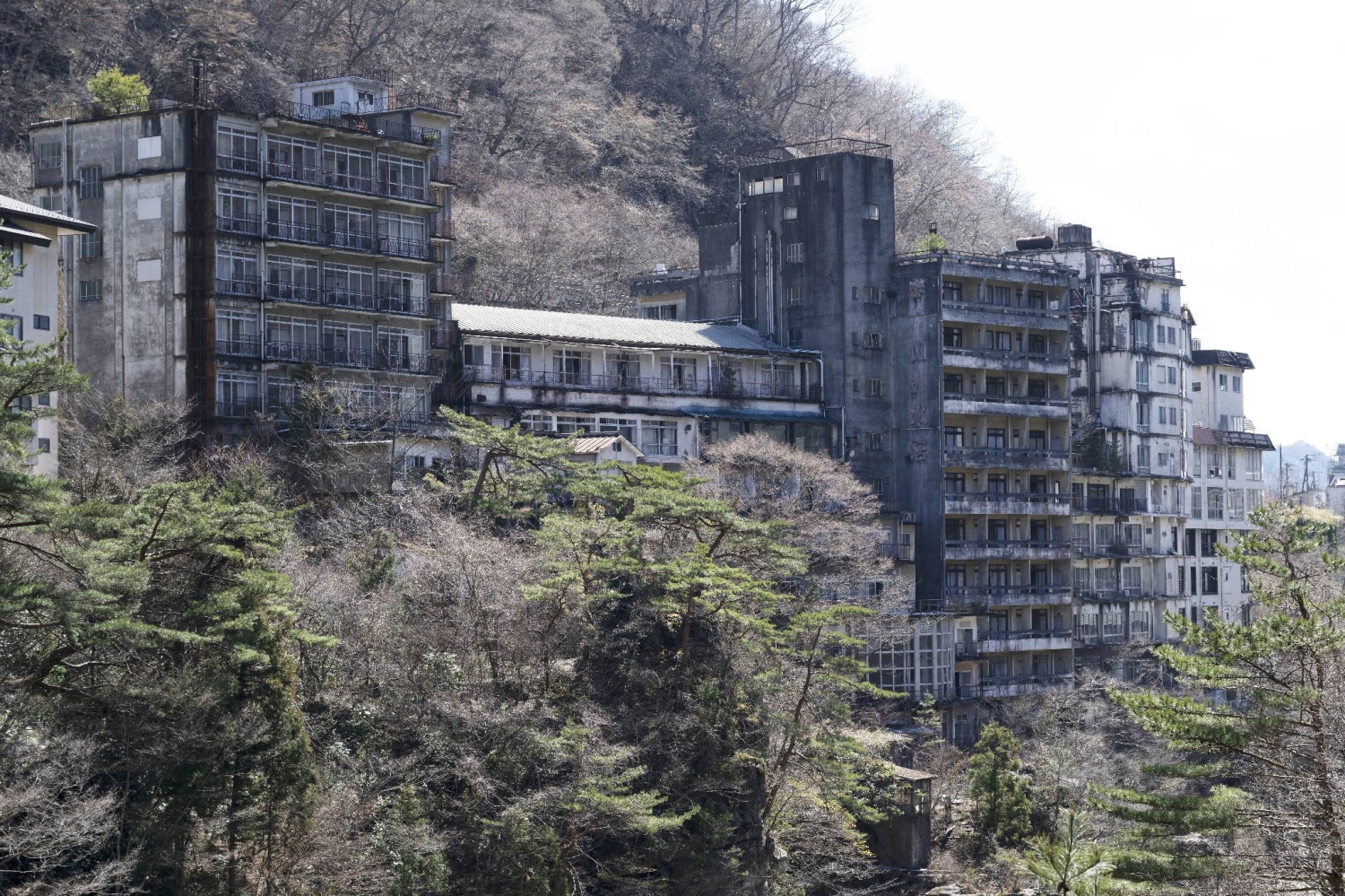 Japan to subsidize demolition of abandoned inns