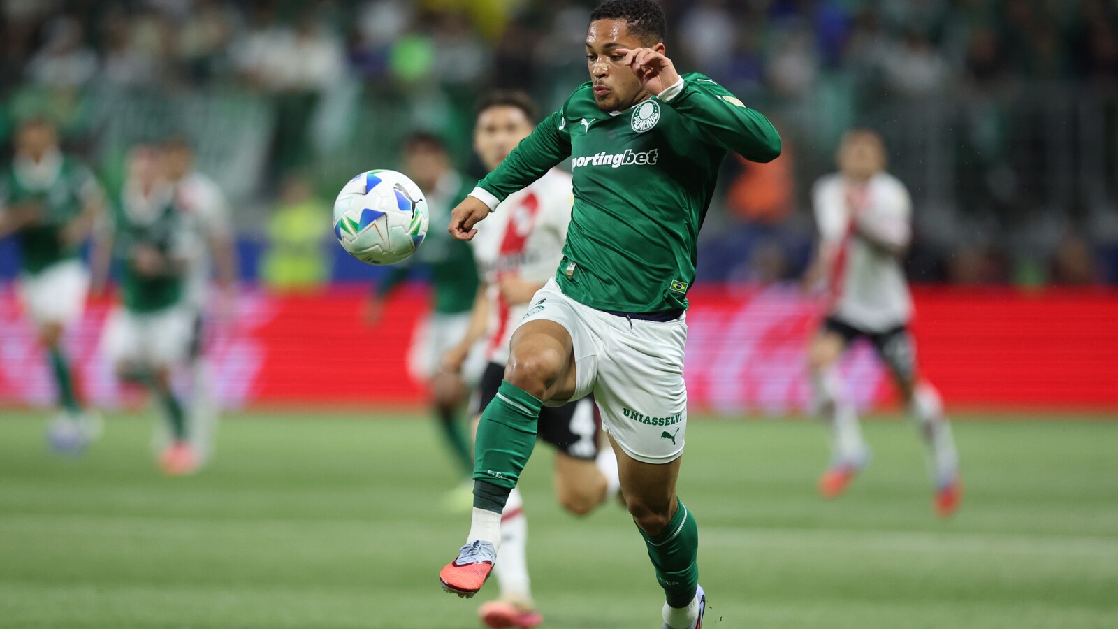 Man United face Premier League competition to sign Joshua Zirkzee replacement