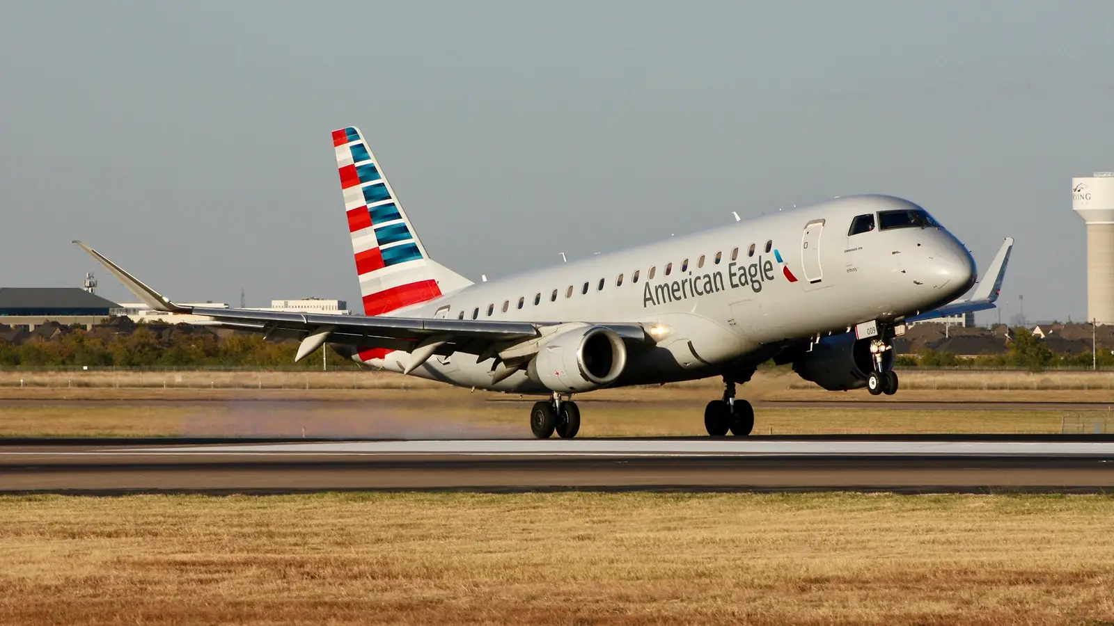 American Eagle Embraer E175 Diverts To Columbus After Windshield Cracks