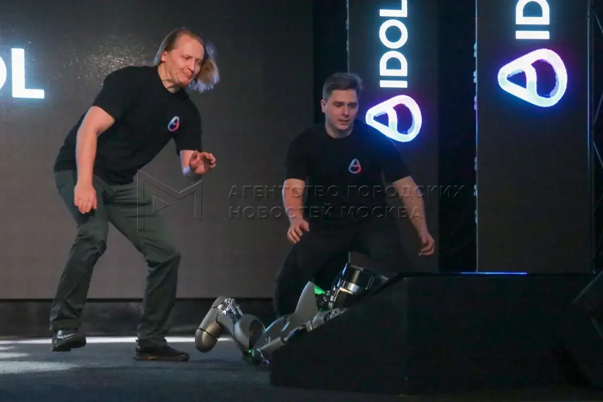 Russia "human" robot falls on stage during debut
