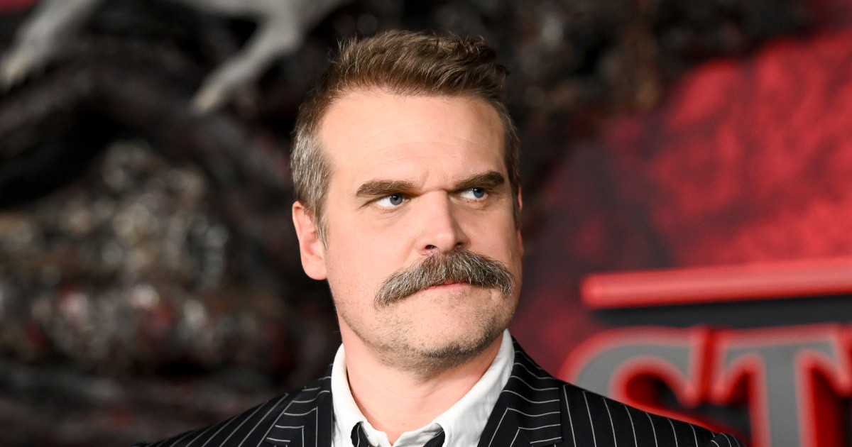 'Stranger Things' Star Nearly Unrecognizable in Fat Suit for True Crime Film