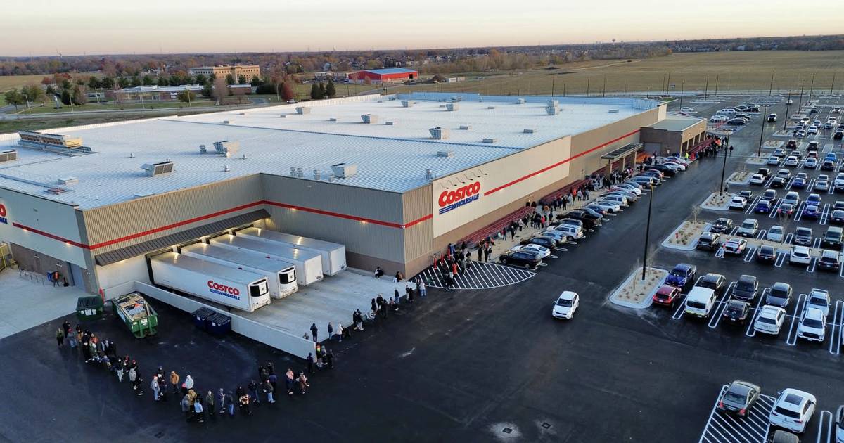 Hundreds of shoppers in line early for Yorkville Costco grand opening