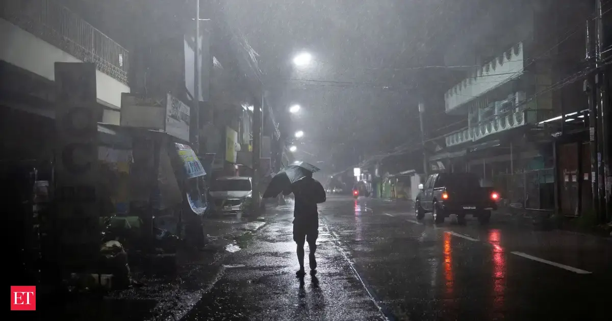 Super Typhoon Fung-wong slams into Philippines, two dead