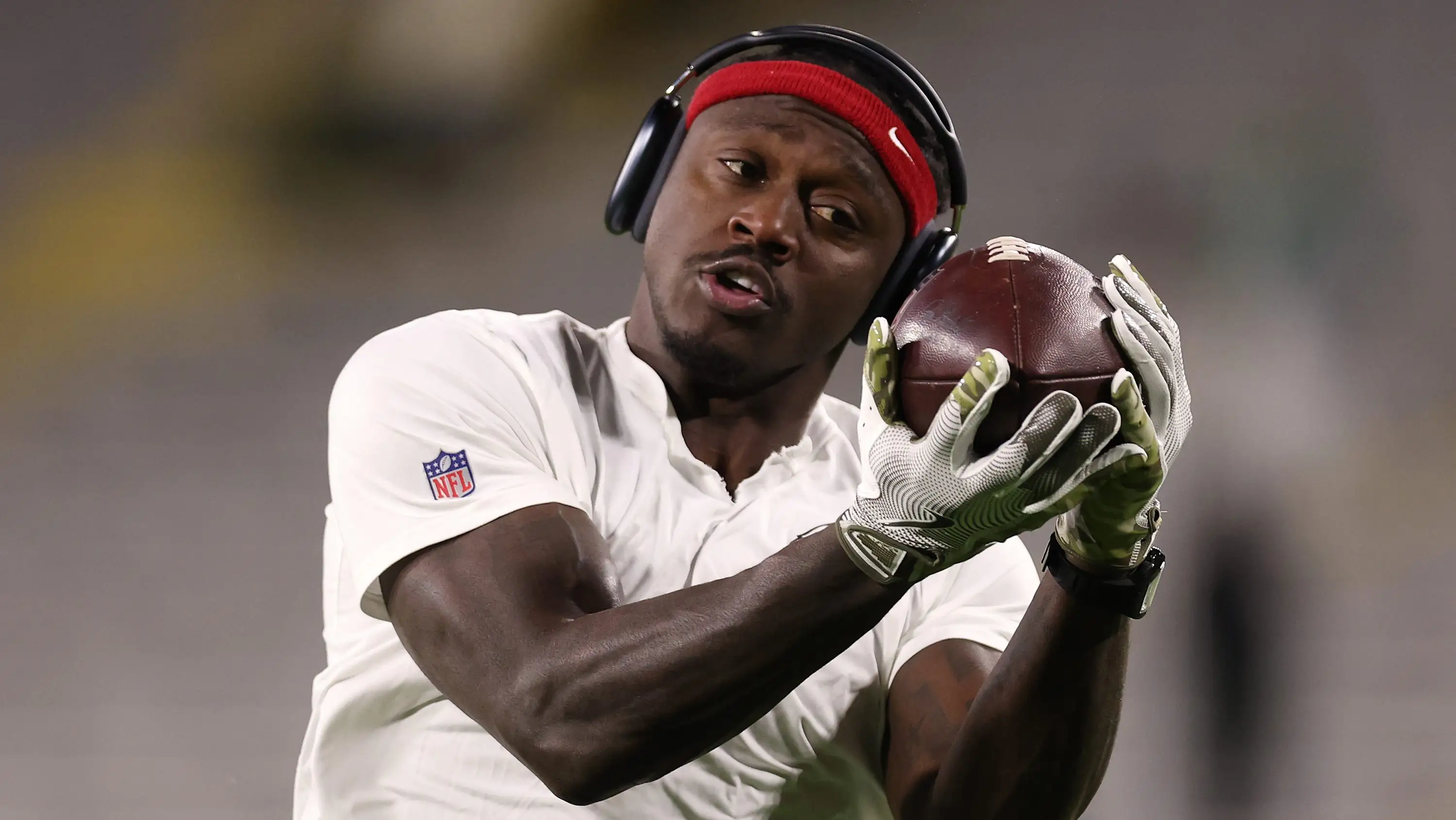 Eagles WR A.J. Brown Blasts Teammates During Livestream