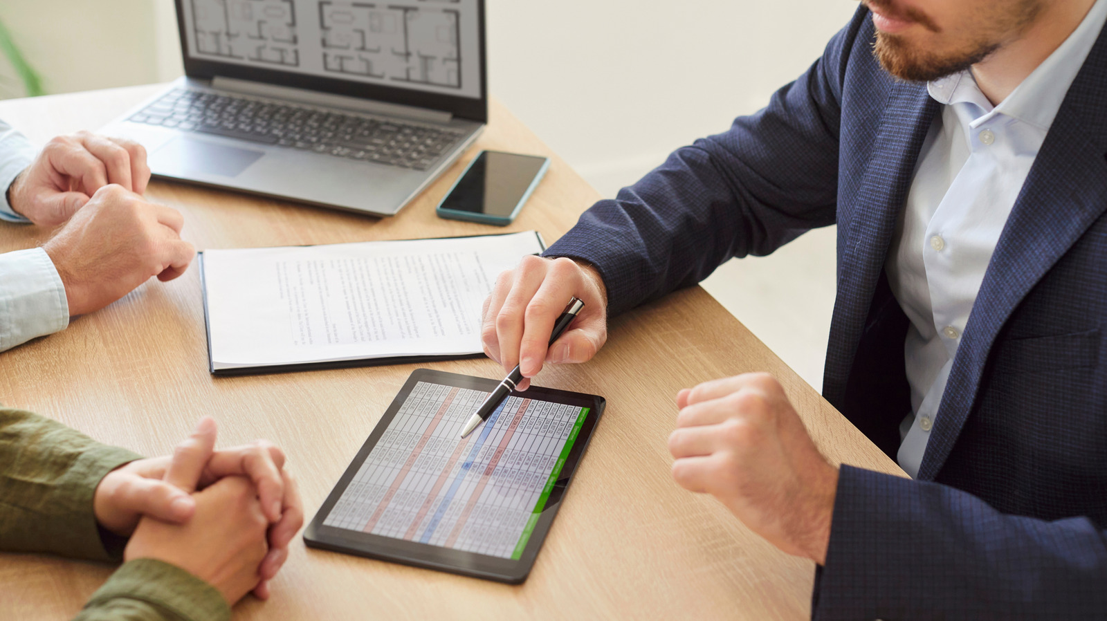 5 Gadgets You Need If You Want To Use Your Tablet As A Laptop Replacement