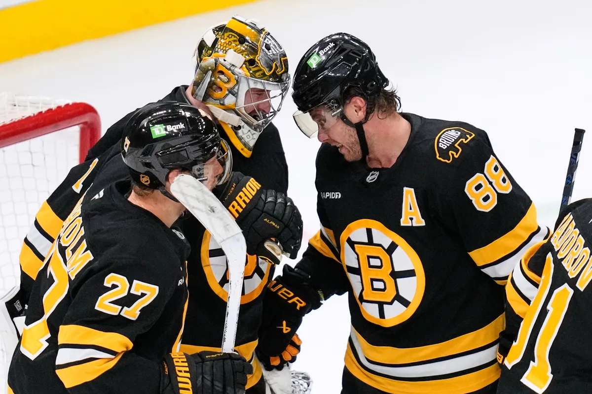 Watch this scary moment for Bruins goalie Jeremy Swayman