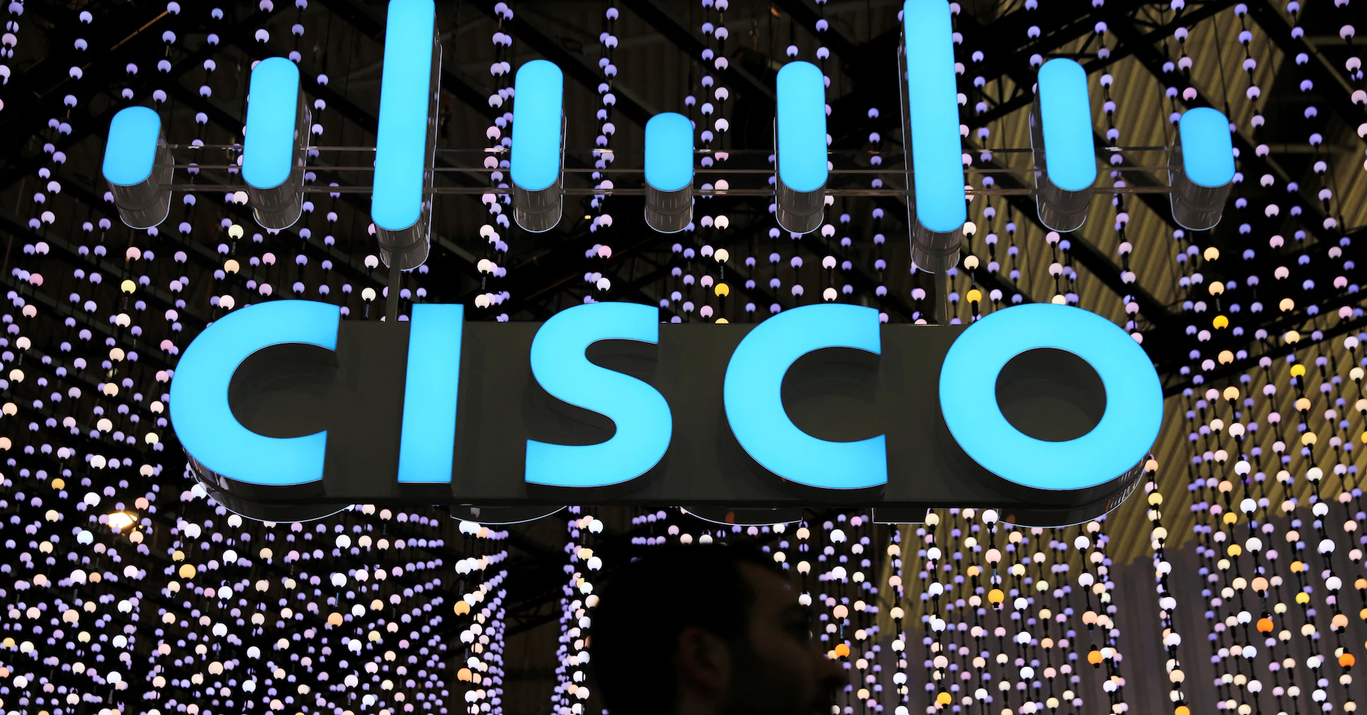 Cisco raises annual revenue forecast