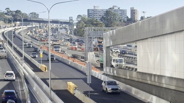 Traffic piles up after truck blocks Sydney Harbour tunnel