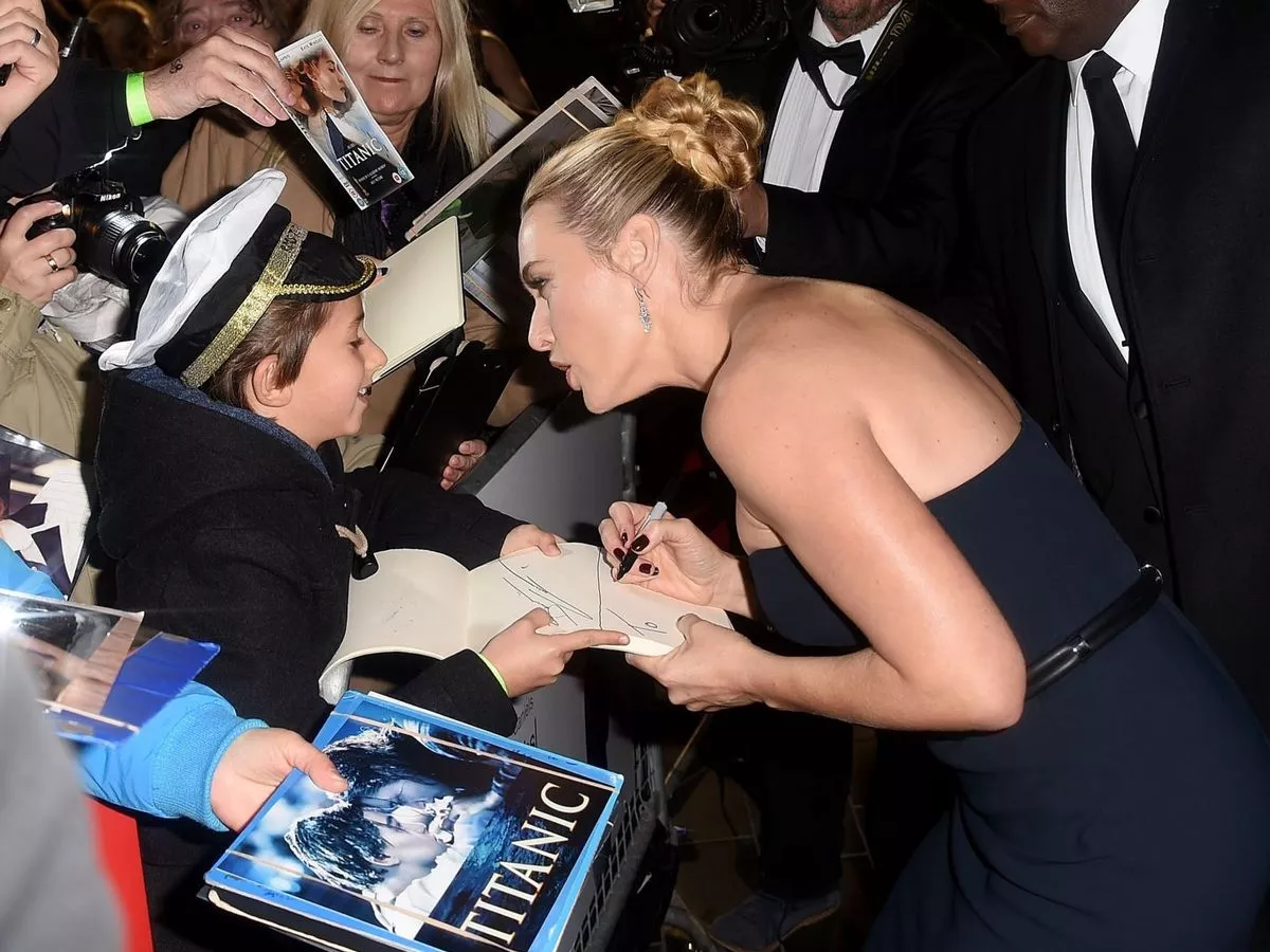 Celebrities never sign autographs in blue pen and there's clever explanation