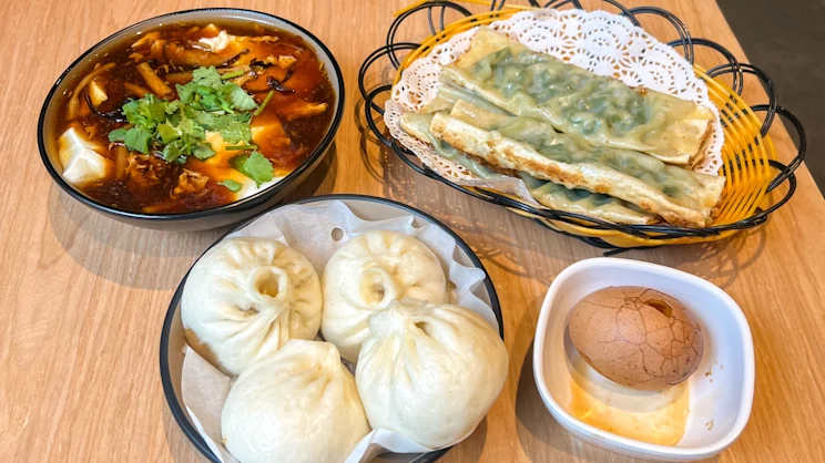 This CBD spot serves Chinese brekkie dishes into the evening