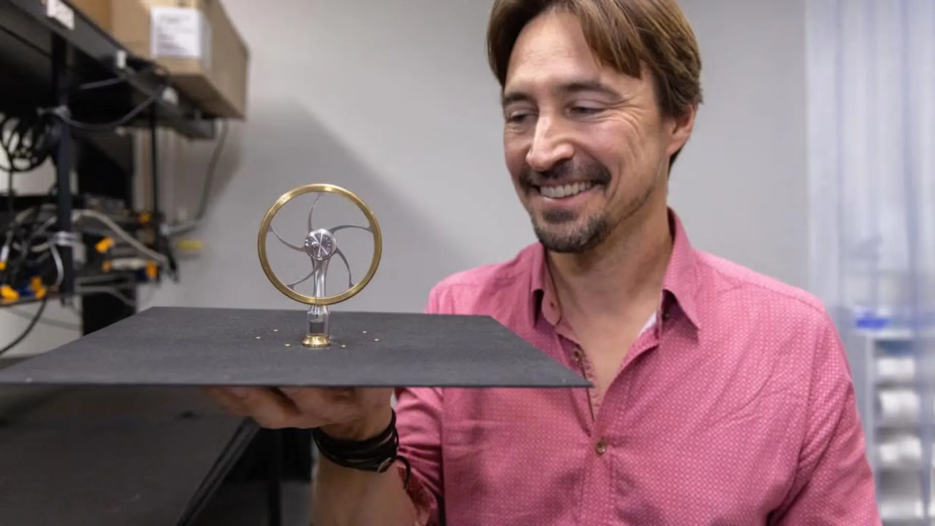 Stirling engine taps the cold of space to generate power at night