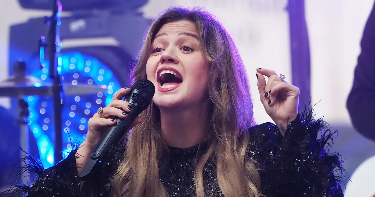 Kelly Clarkson Slams Ex-Manager For 'Boob Job' Remark